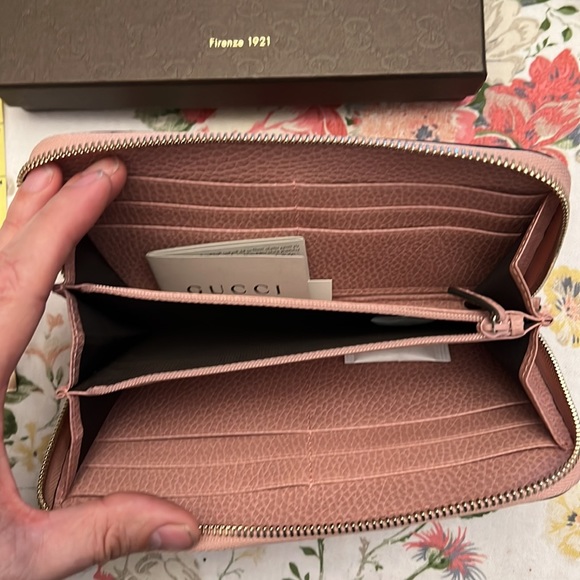 Pink Leather Gucci Logo wallet - Picture 5 of 6